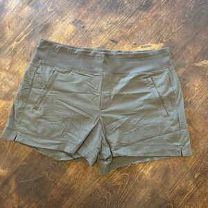 Athleta Trekkie Shorts, olive green 16 🥾